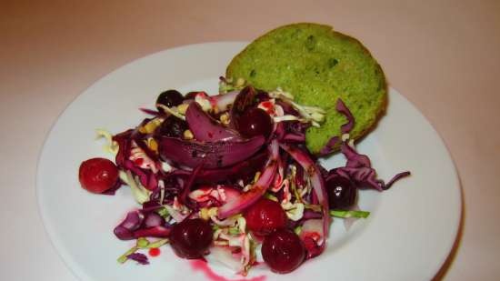 Kétféle káposzta saláta, grillezett hagymával és bogyós szósszal, aromás gyógynövényekből készült zsemlén