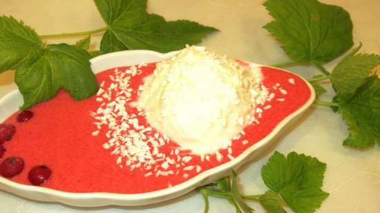 Mousse de grosella roja con helado Cuajada de coco