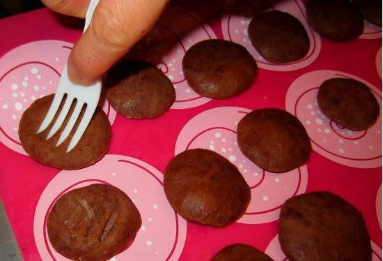 Omlós tészta sütik Shakhmatka vanília-csokoládé csokoládé töltelékkel