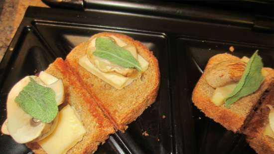 Sándwiches de champiñones, queso y salvia en salsa de ajo (sandwichera o grill de contacto)