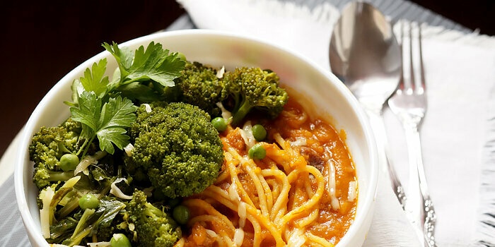Creamy spaghetti with pumpkin and garlic cabbage