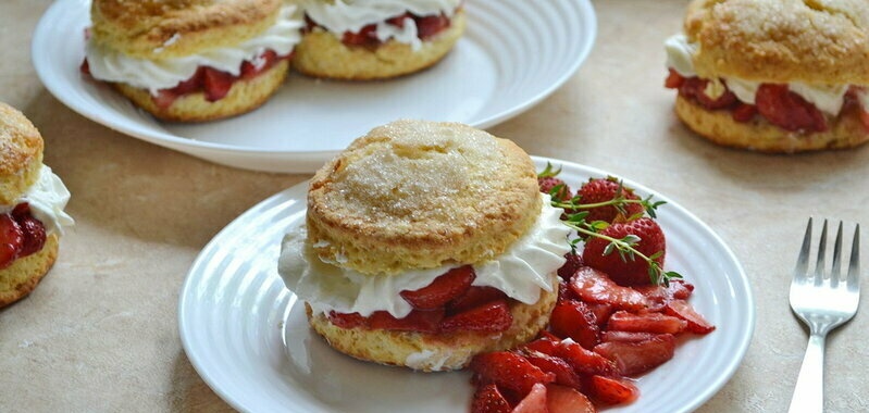 Shortbread cookies with strawberries and cream (+ video)
