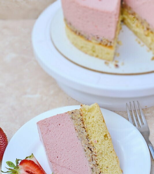 Strawberry mousse cake with a crunchy nut-chocolate layer
