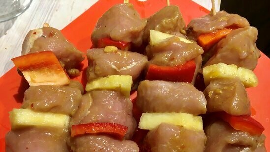 Shish kebab in marinata di ananas