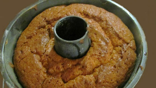 Ciasto śmietanowe z truskawkami i rabarbarem