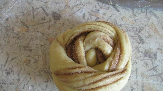 Twisted cake with cinnamon