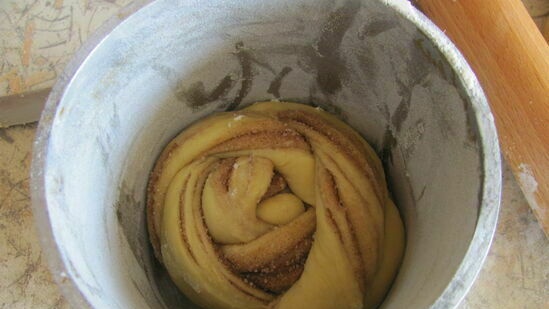 Twisted cake with cinnamon