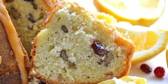 Oranje muffin met olijfolie, gedroogde veenbessen en noten