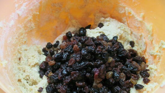 Whole grain muffin with raisins and honey