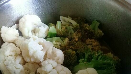 Sovány krémes karfiol brokkoli curry leves