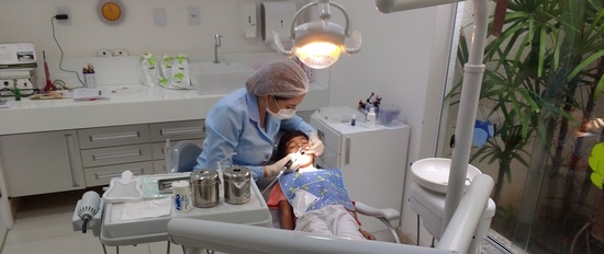 Hoe kunt u uw kleinzoon helpen om niet bang te zijn voor tandartsen?