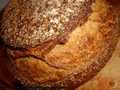 לחם חיטה על יבול קוואס שיפון ובצק בשל