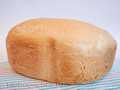 Stokbrood op een dik deeg in een broodbakmachine