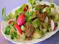 Warme salade met kippenlever, avocado, jonge radijs