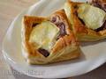 Open tarts with glazed onions and goat cheese