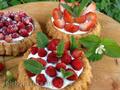 Berry shortbread baskets with butter custard