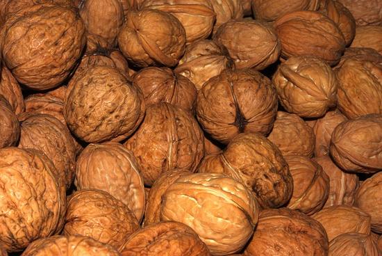 Hoe gemakkelijk is het om walnoten te schillen?