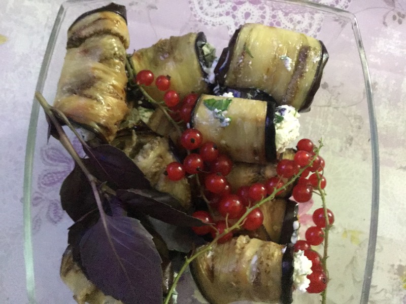 Eggplant rolls with nuts and garlic