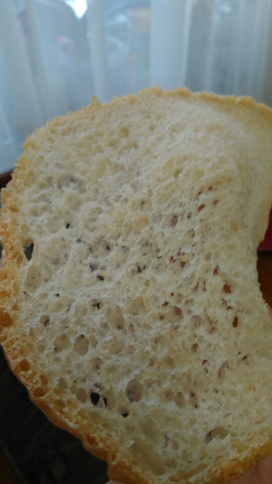 Stokbrood op een dik deeg in een broodbakmachine