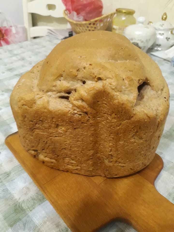 לחם מחיטה מלאה עם אגוזי מלך (יצרנית לחם)