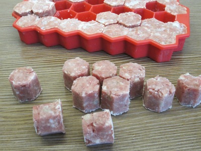 Preparation of meatballs and not only in silicone ice molds