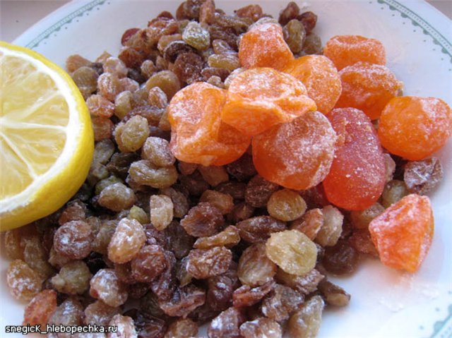 Kulich Tender with candied kumquat
