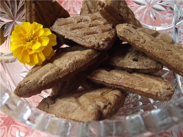 Chocolade zandkoekkoekjes in een wafelijzer