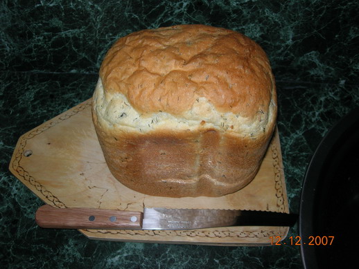 Pane piccante con aglio ed erbe aromatiche in una macchina per il pane