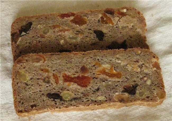 Rye bread with dried fruits and nuts