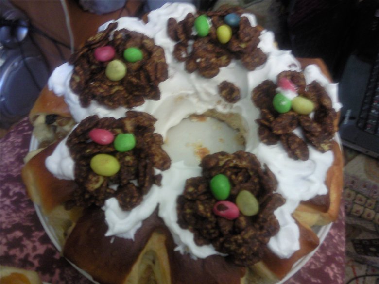 زهرة عيد الفصح مع أعشاش الشوكولاتة