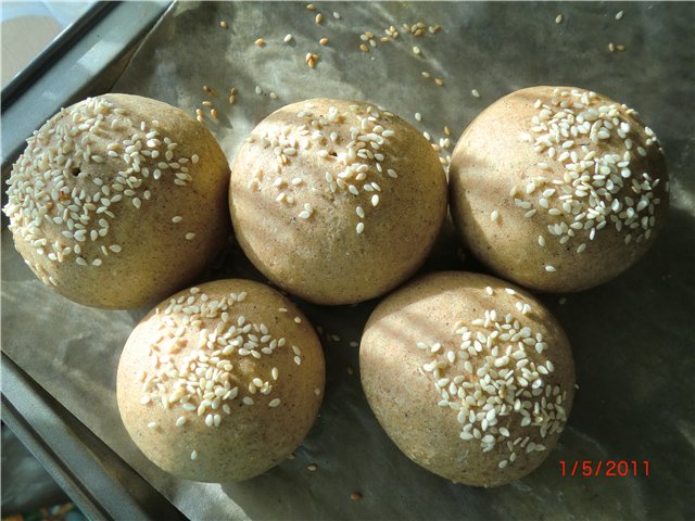 Tarwe-roggebroodjes met mout (oven)