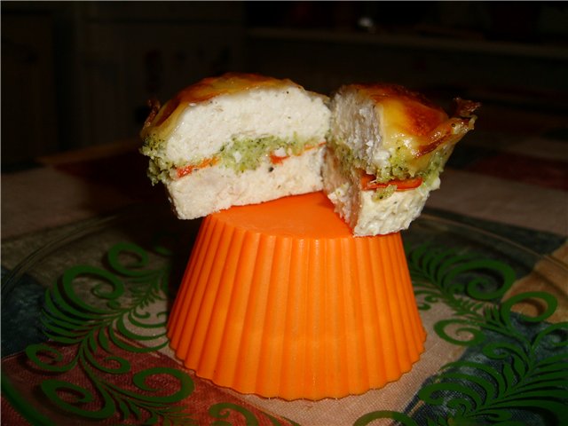 Chicken muffins with broccoli and bell pepper