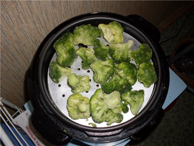 Telapia con contorno di broccoli al vapore nella pentola a pressione Unit