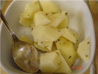Patatas guisadas y salchichas para freír - un plato a dúo (olla a presión Polaris 0305)