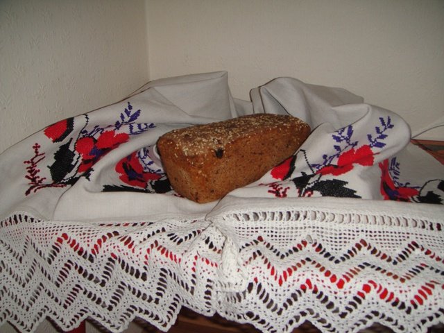 خبز القمح الكامل مع العجين المخمر والفواكه المجففة