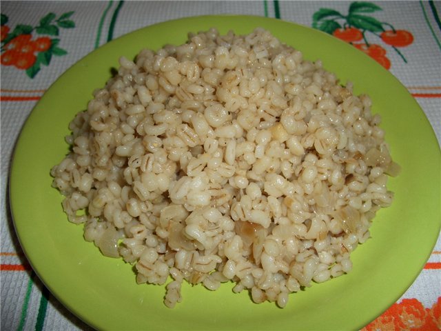 Porridge di orzo perlato con semi di sesamo in un multicooker Panasonic
