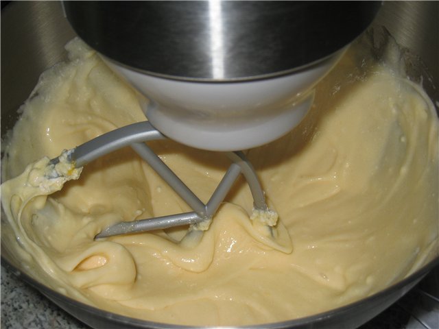 Pastel de queso de la mano de la madre