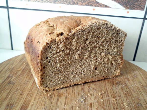 Pane di segale a lievitazione naturale in una macchina per il pane