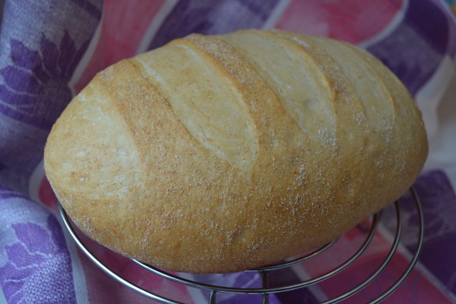 Long-lasting white table bread (oven)