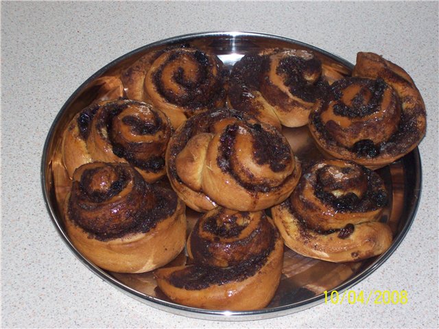 Buns with cinnamon, nuts and raisins
