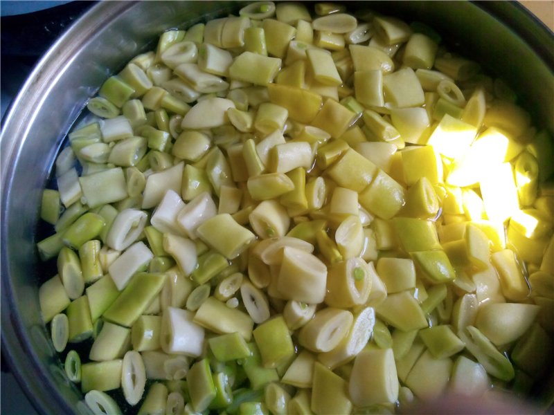 Tészta leves (paszté, lapockák, spárgabab)