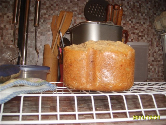 Pan de trigo 100% integral con cebolla, sobre requesón