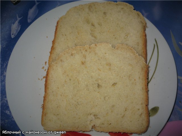 White table bread with apple (bread maker)