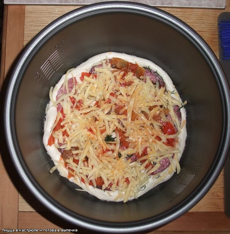 Pizza in een multikoker Panasonic SR-TMH18