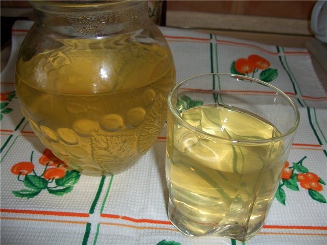 Bebida de té verde con menta y limón