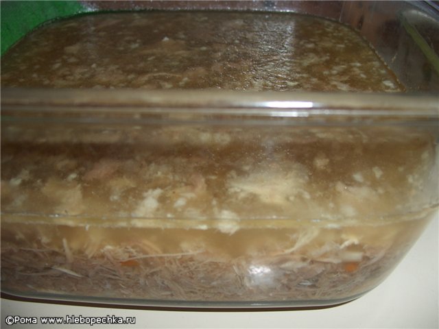 Carne en gelatina (gelatina) en una olla de cocción lenta
