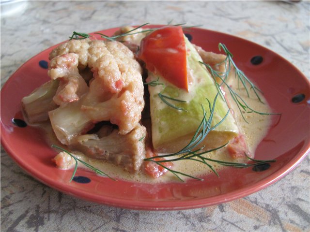 Calabacín con pimiento en salsa de tomate y crema agria (multicocina Aurora)