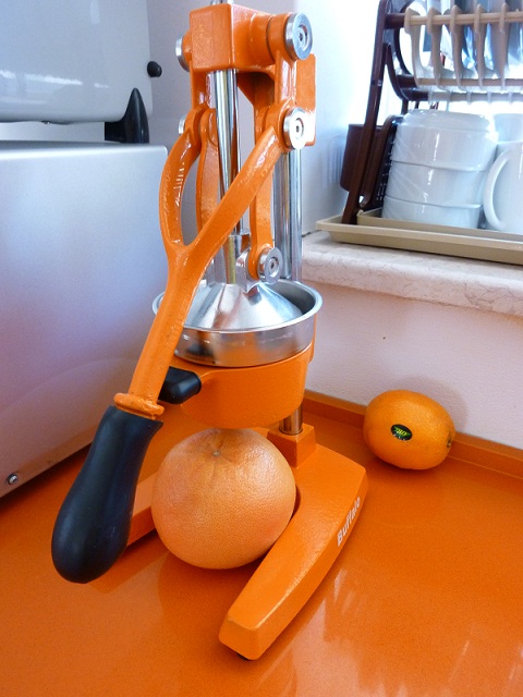 Il sogno di Maniac. Cucina nei colori verde chiaro e arancio.