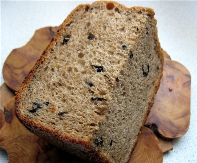 Pan de centeno y trigo con kéfir o infusión de kombucha con ciruelas pasas (en una panificadora)