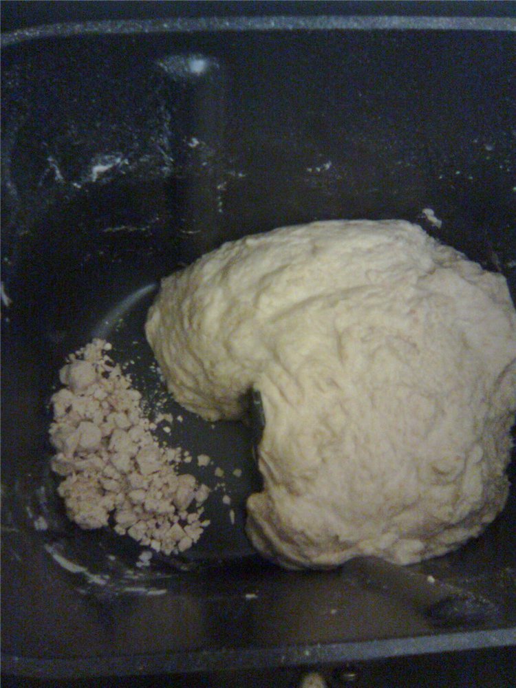 Esponja el pan campesino en una máquina de hacer pan